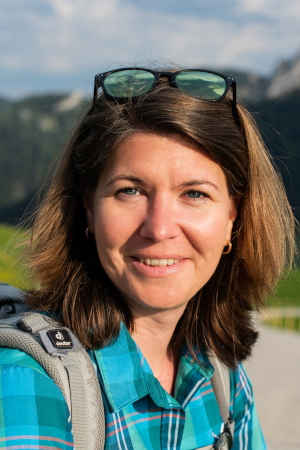 Profilbild von Simone Kreutzer vor einer Bergkulisse